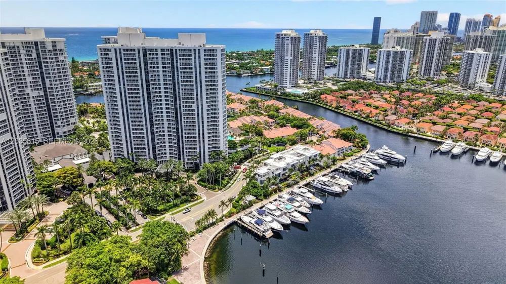 3750 Yacht Club Dr #TH5 Aventura, FL 33180
