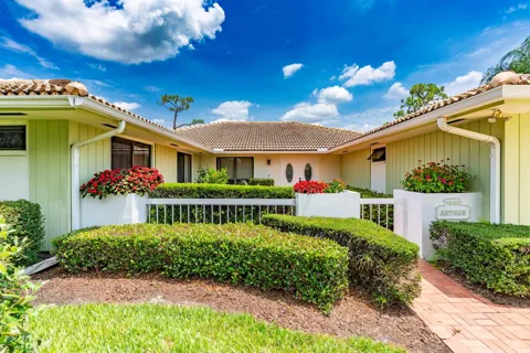 1543 SW Troon Circle
