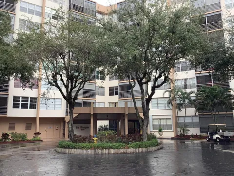 1300 Saint Charles Place #Unit Ph13