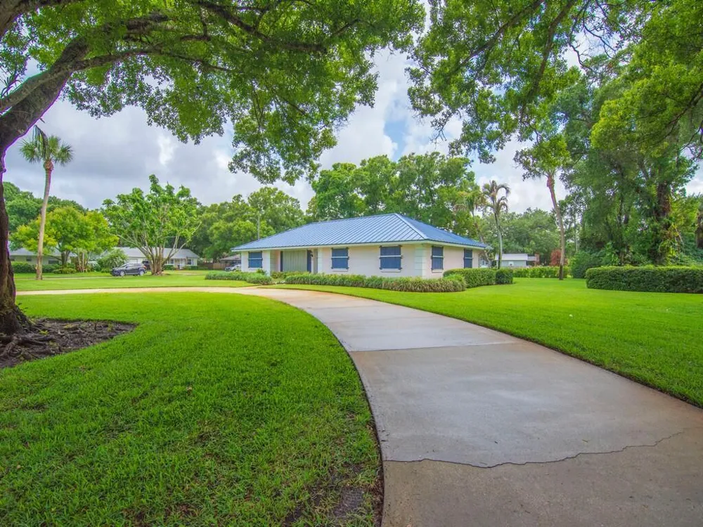 2301 Avalon Avenue Vero Beach, FL 32960