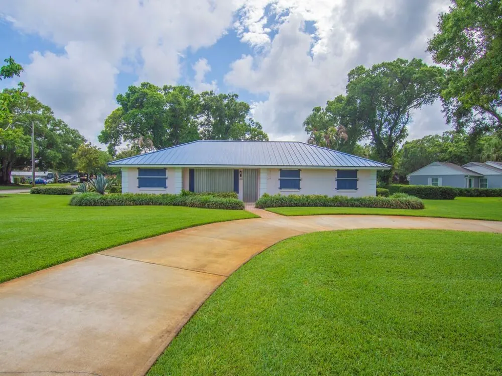 2301 Avalon Avenue Vero Beach, FL 32960