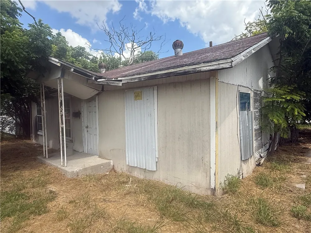 609 Lopez Street Robstown, TX 78380
