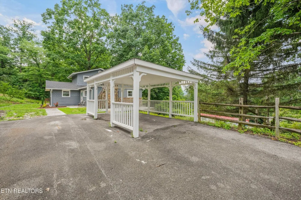 285 Vanover Lane Jacksboro, TN 37757