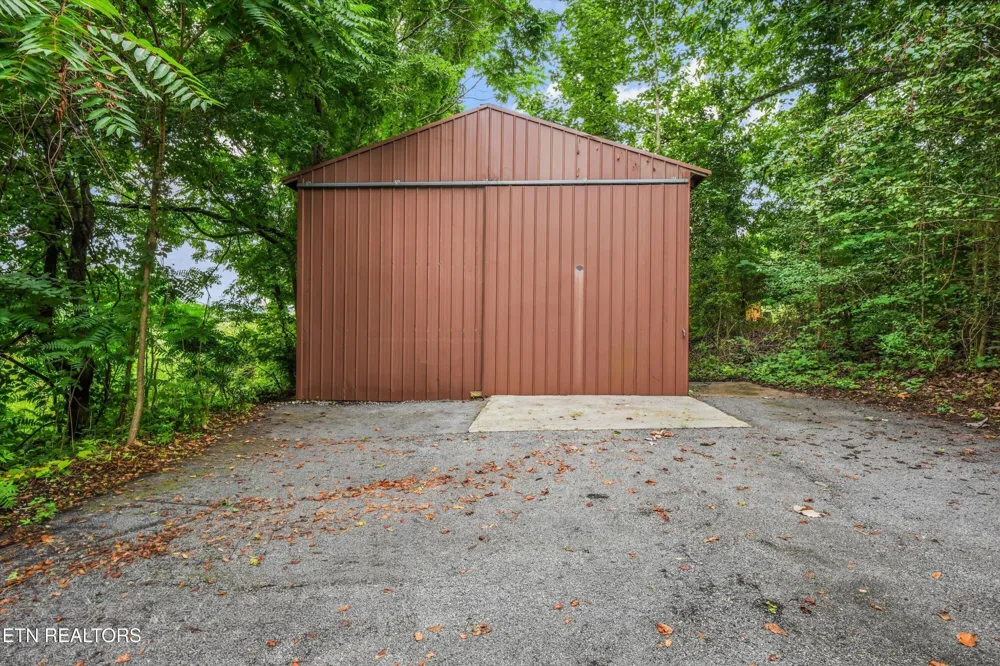 285 Vanover Lane Jacksboro, TN 37757