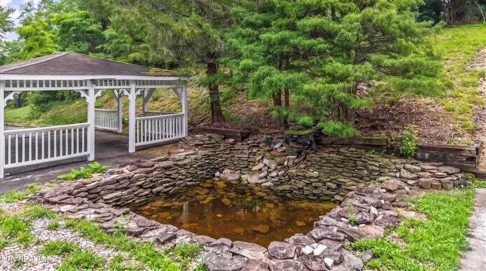 285 Vanover Lane Jacksboro, TN 37757