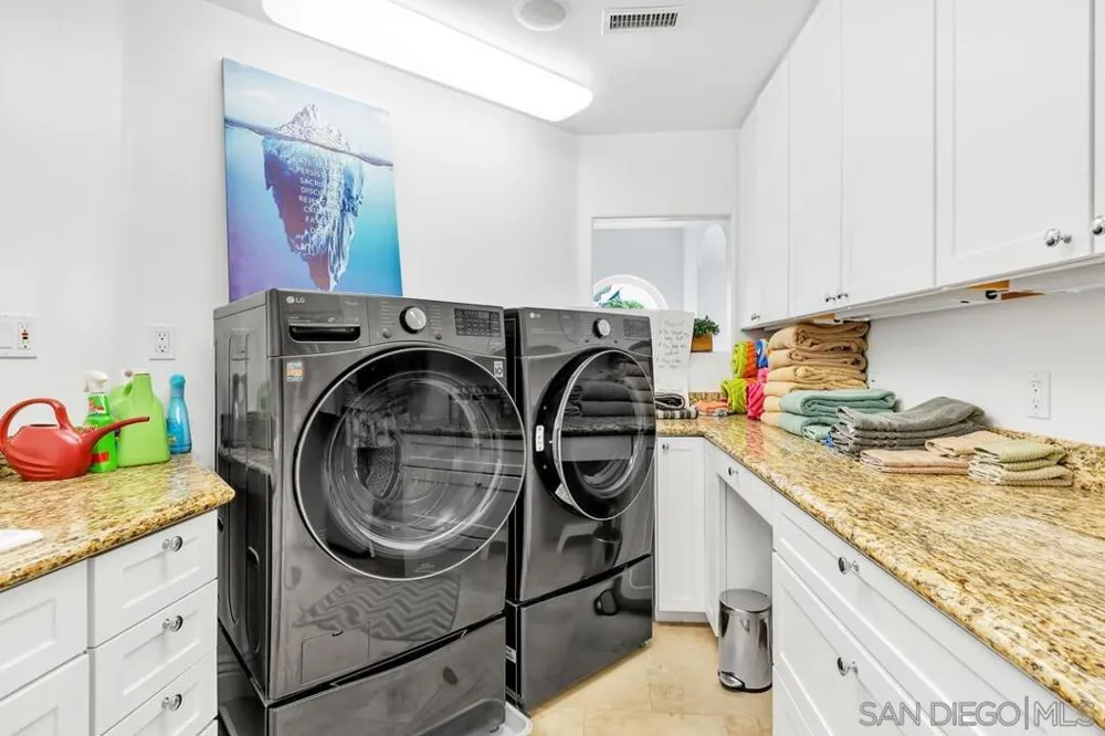 7564 Navigator Cir Carlsbad, CA 92011