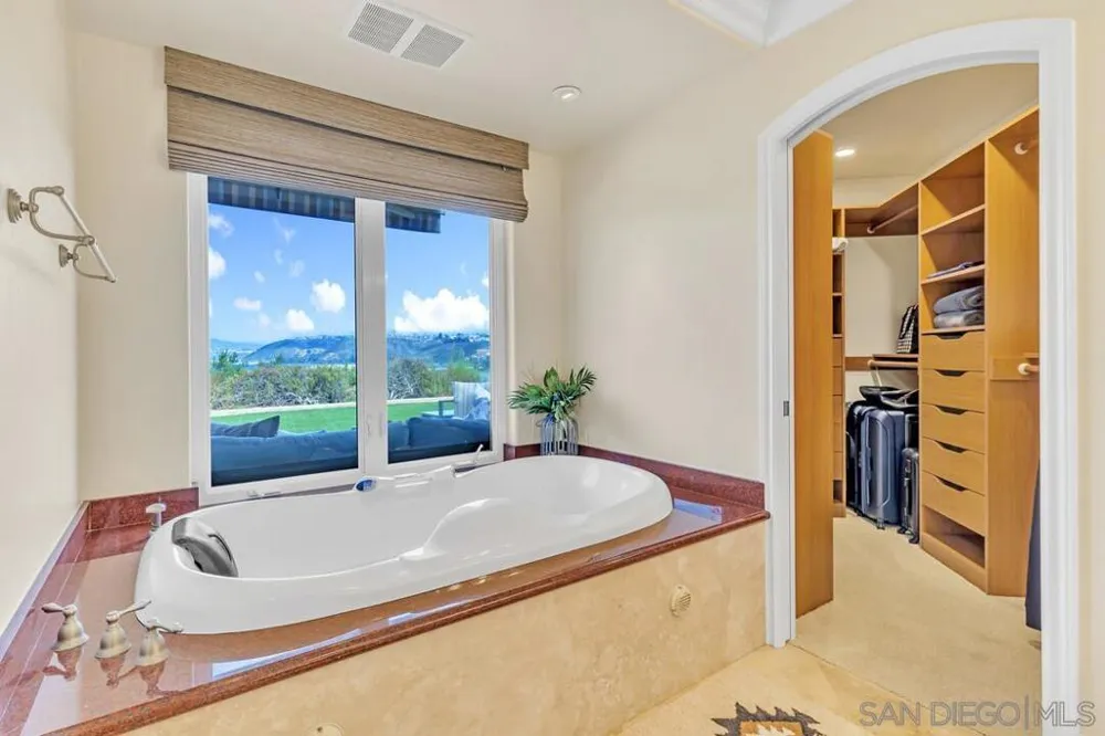 7564 Navigator Cir Carlsbad, CA 92011