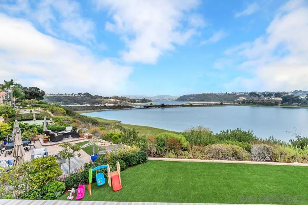 7564 Navigator Cir Carlsbad, CA 92011