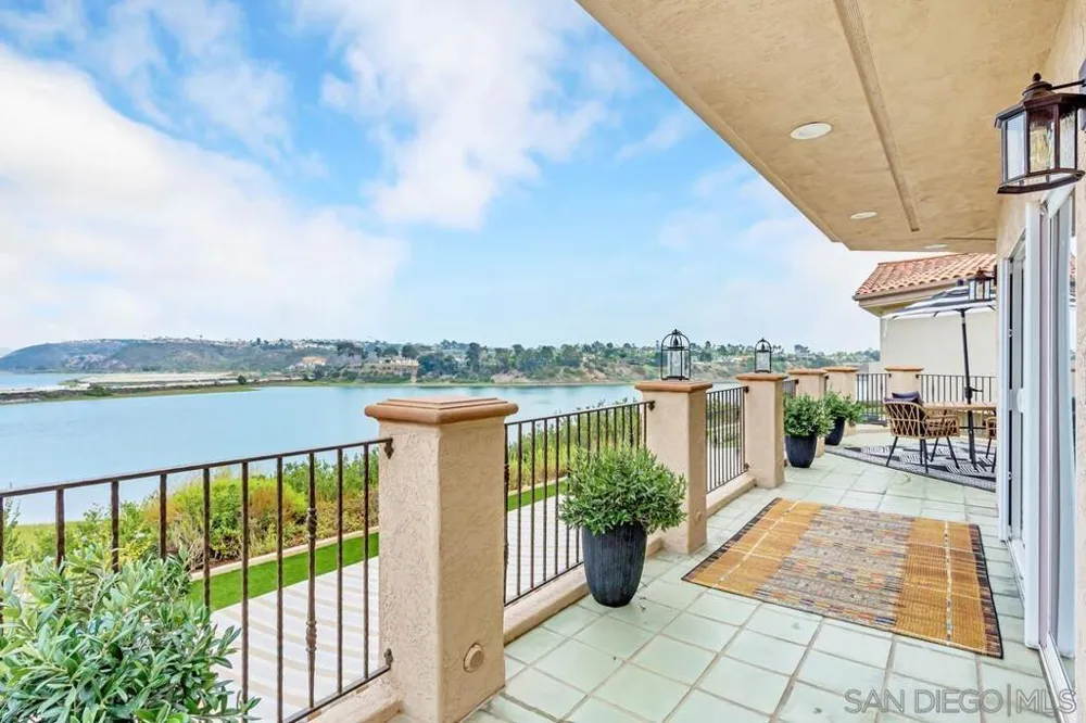 7564 Navigator Cir Carlsbad, CA 92011