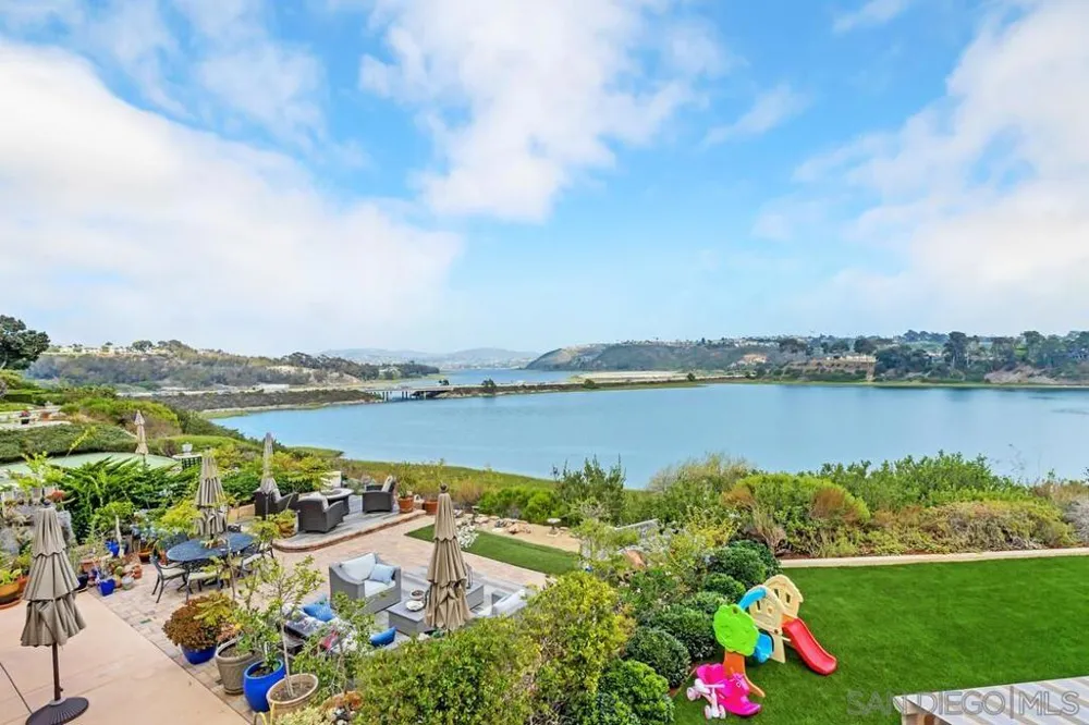 7564 Navigator Cir Carlsbad, CA 92011