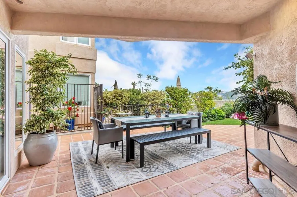 7564 Navigator Cir Carlsbad, CA 92011