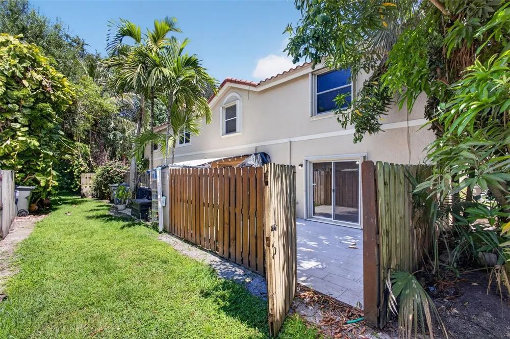 946 SUMMIT LAKE DRIVE West Palm Beach, FL 33406