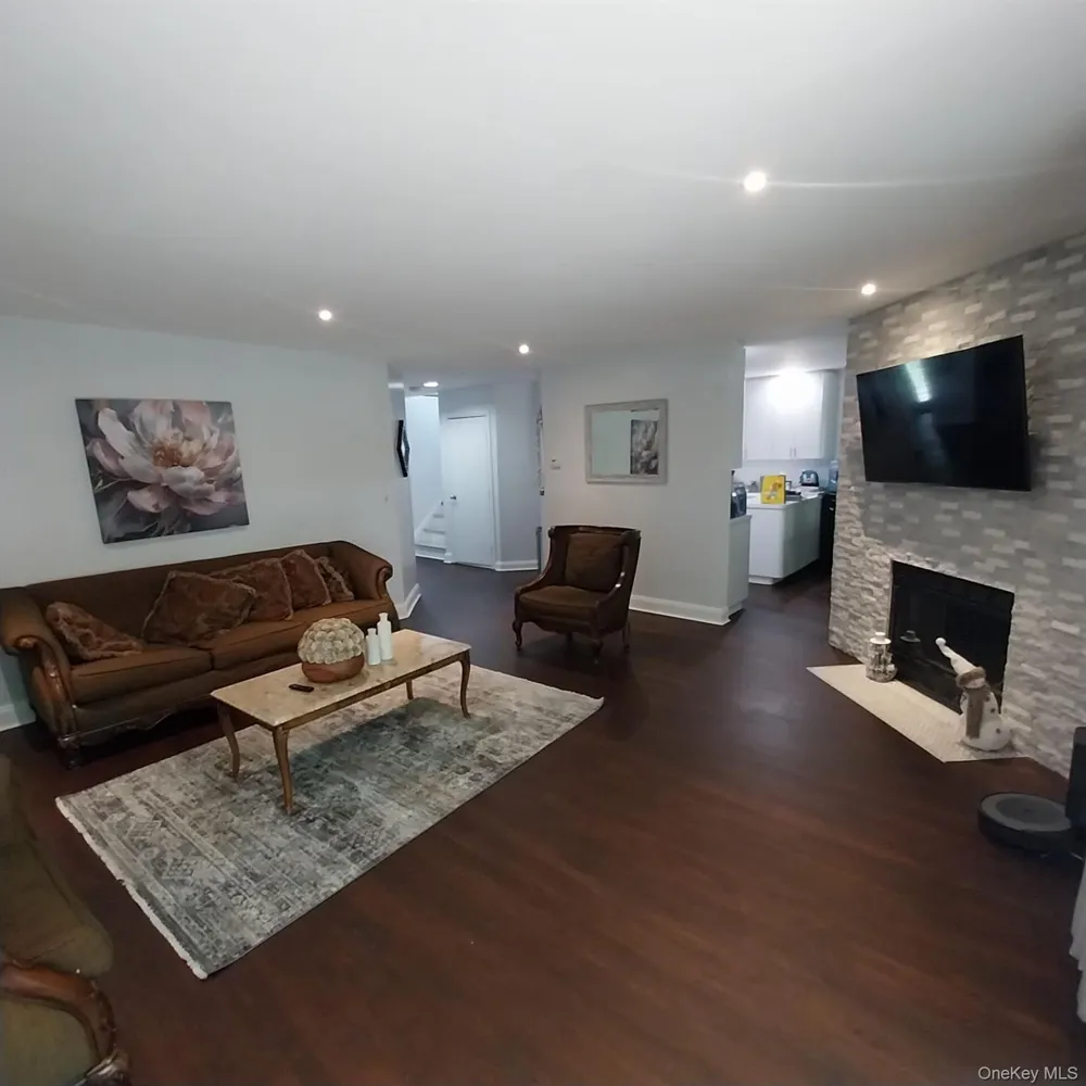12 The Glen Lane #12 Glen Head, NY 11545
