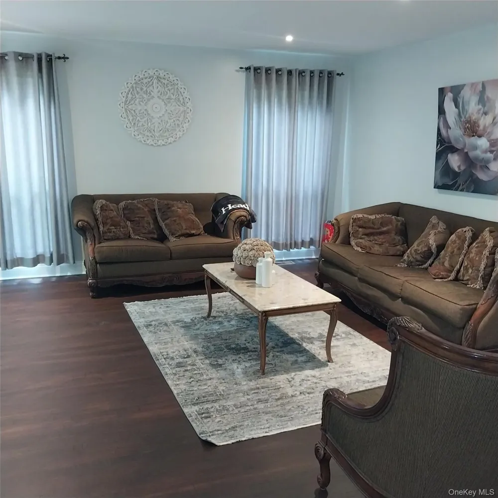 12 The Glen Lane #12 Glen Head, NY 11545