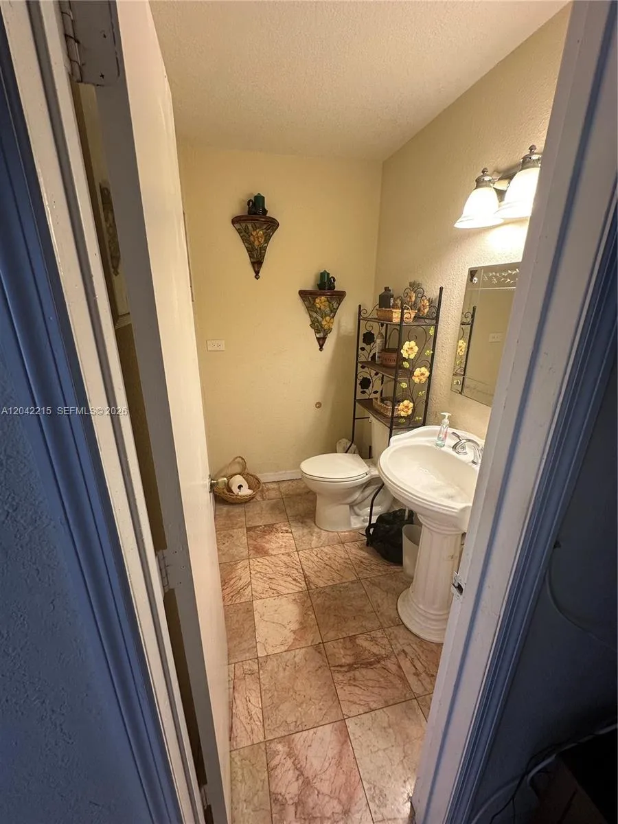 2700 NW 47th Ter #1001 Lauderdale Lakes, FL 33313
