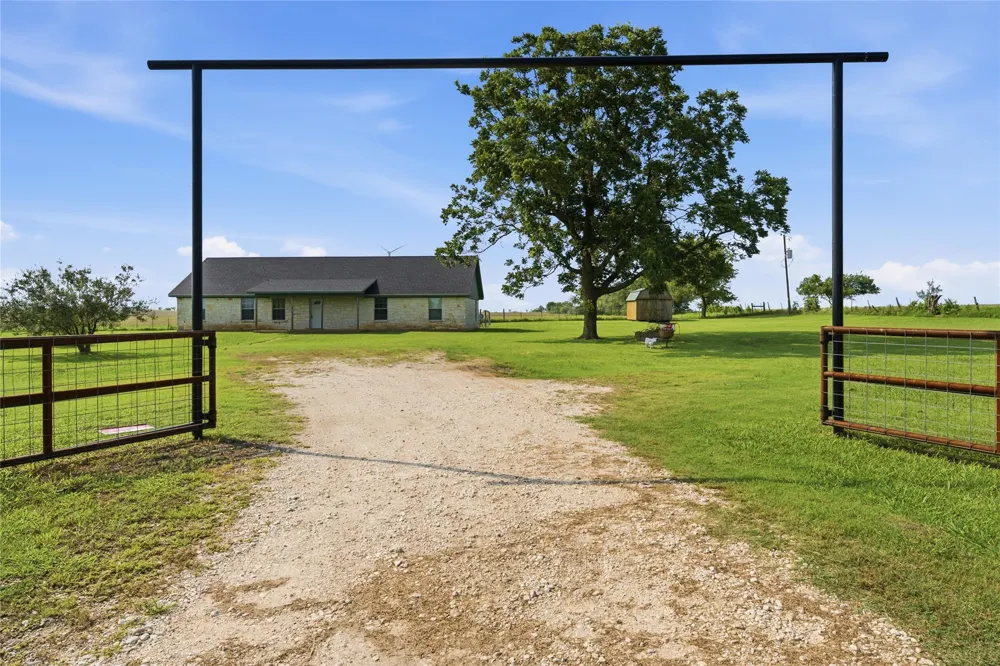 1727 LCR 124 Mount Calm, TX 76673