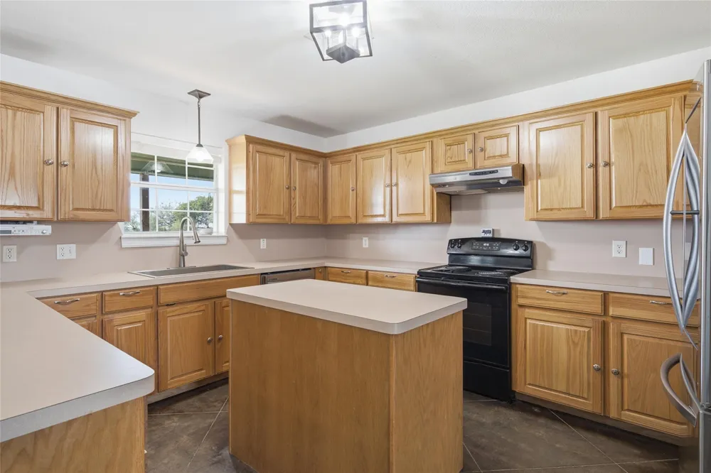 1727 LCR 124 Mount Calm, TX 76673