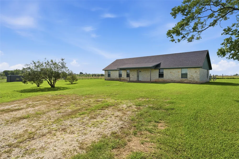 1727 LCR 124 Mount Calm, TX 76673