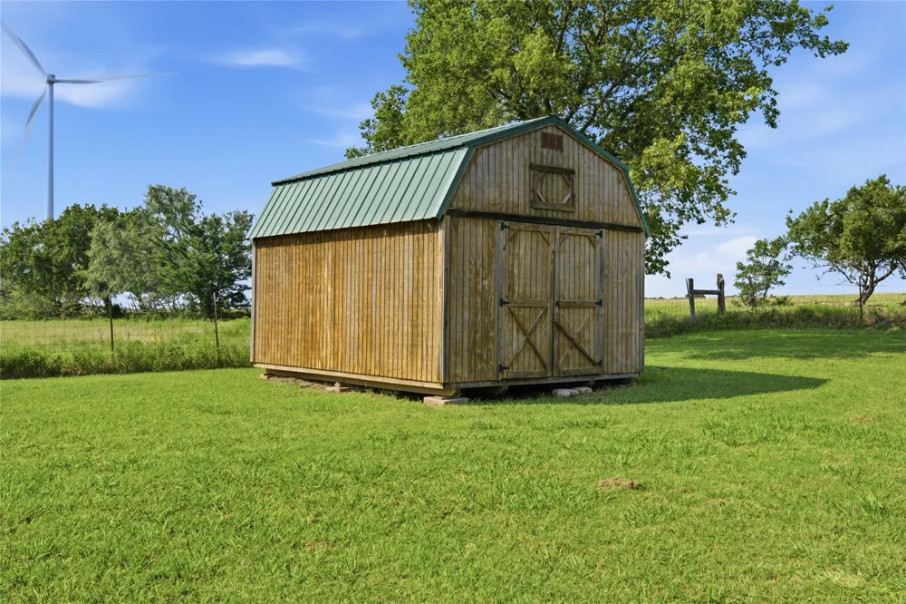 1727 LCR 124 Mount Calm, TX 76673