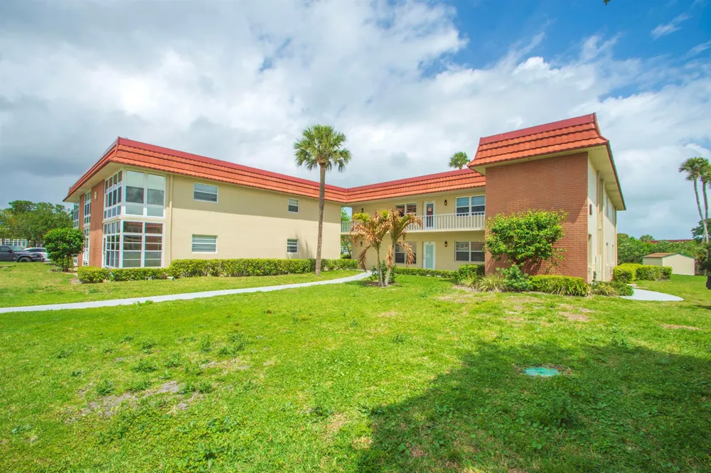 66 Woodland Drive #204 Vero Beach, FL 32962