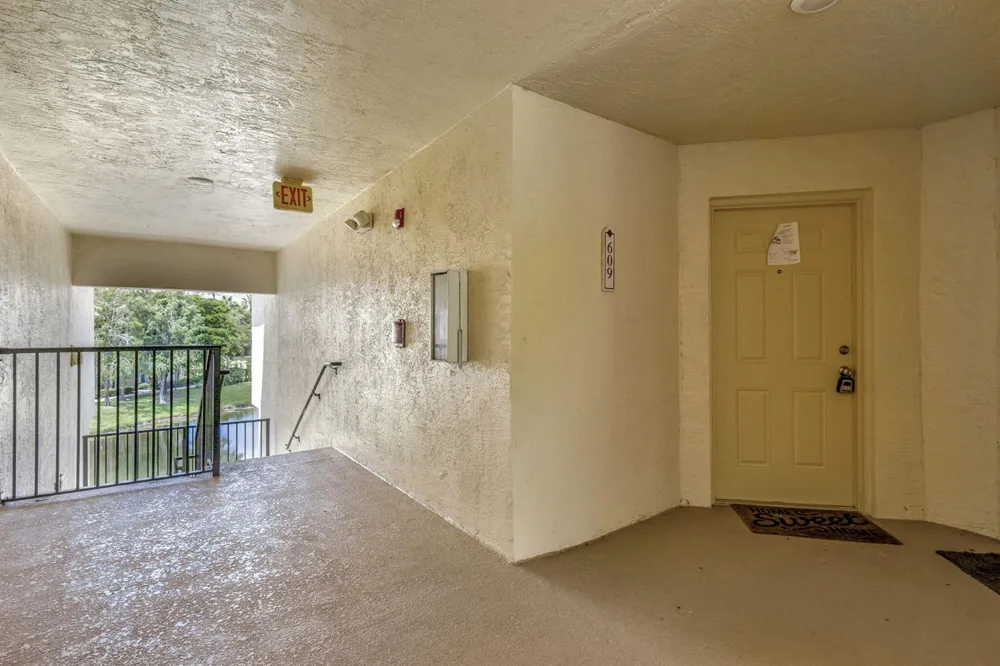 600 Crestwood Ct Court #609 Royal Palm Beach, FL 33411