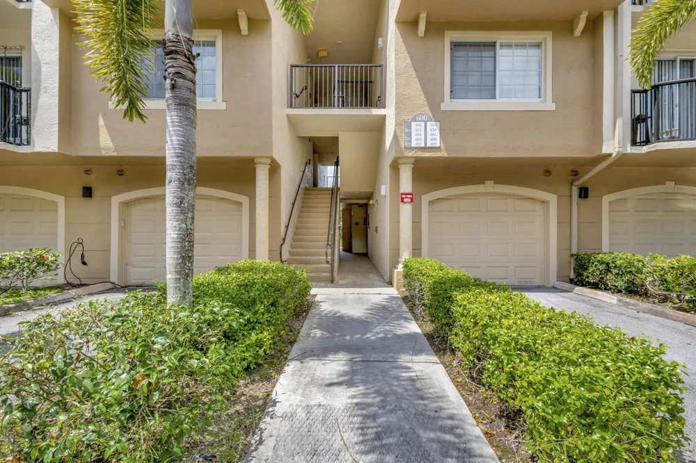 600 Crestwood Ct Court #609 Royal Palm Beach, FL 33411