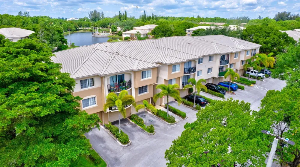 600 Crestwood Ct Court #609 Royal Palm Beach, FL 33411
