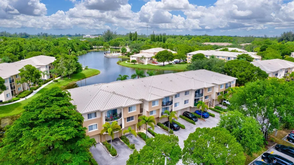 600 Crestwood Ct Court #609 Royal Palm Beach, FL 33411