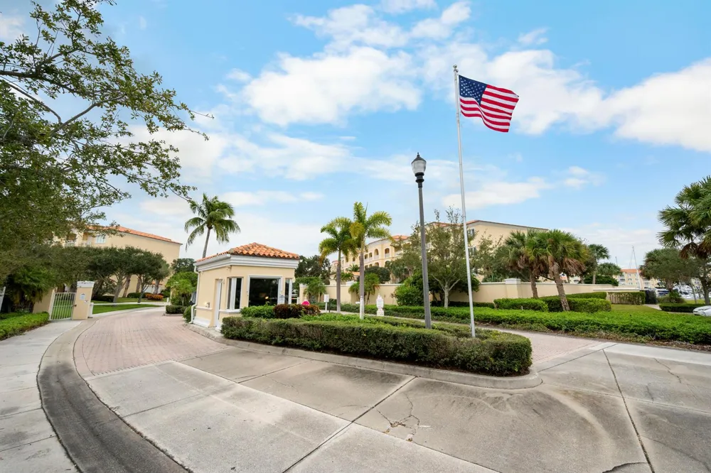 8 Harbour Isle Drive E #Ph5 Fort Pierce, FL 34949