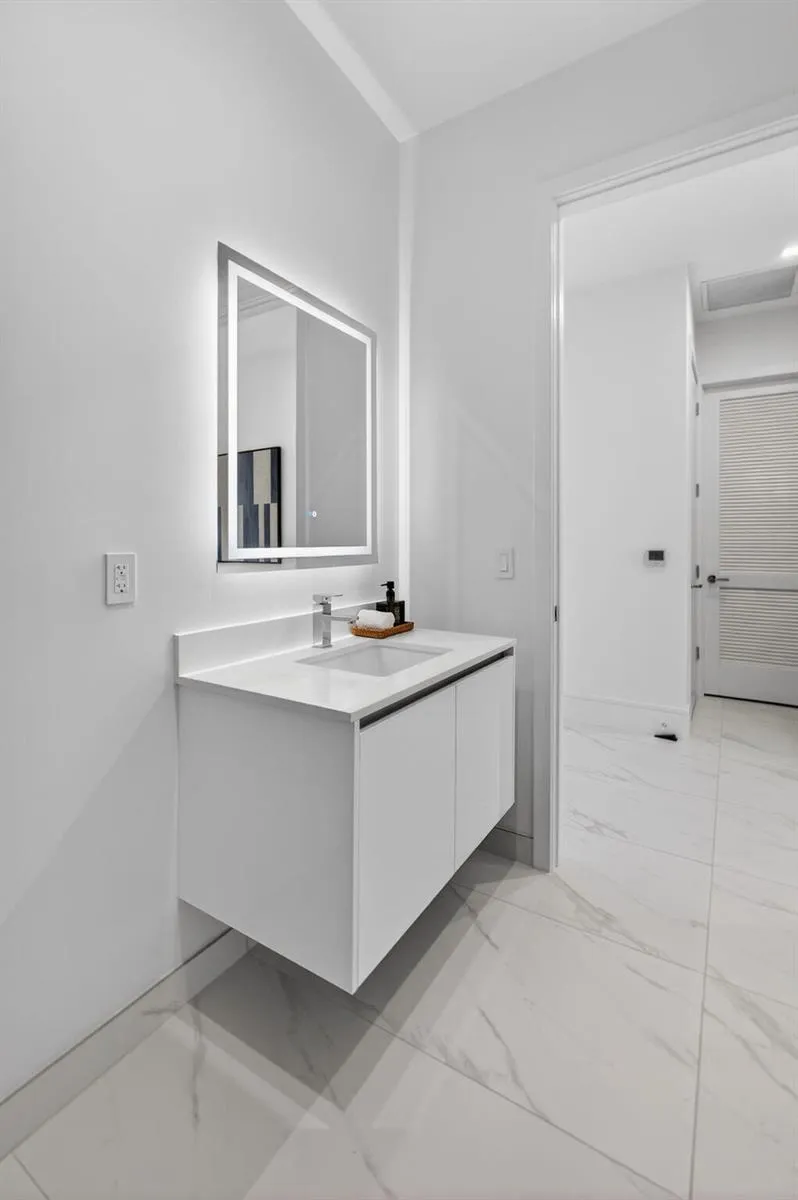 220 Lake Shore Drive #609 Lake Park, FL 33403