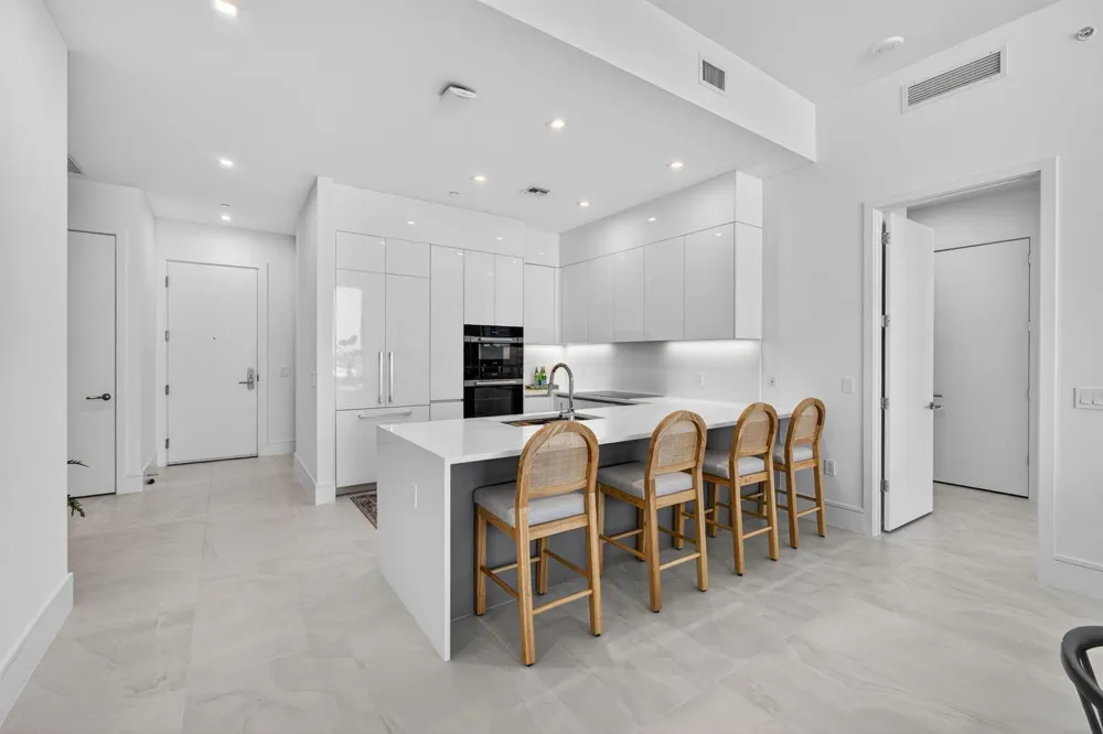 220 Lake Shore Drive #605 Lake Park, FL 33403