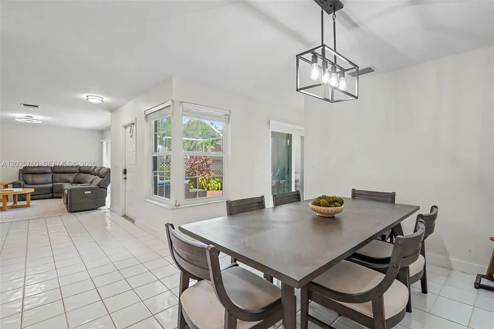 10994 Neptune Dr Cooper City, FL 33026