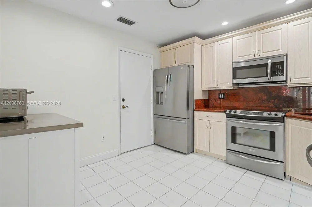 10994 Neptune Dr Cooper City, FL 33026