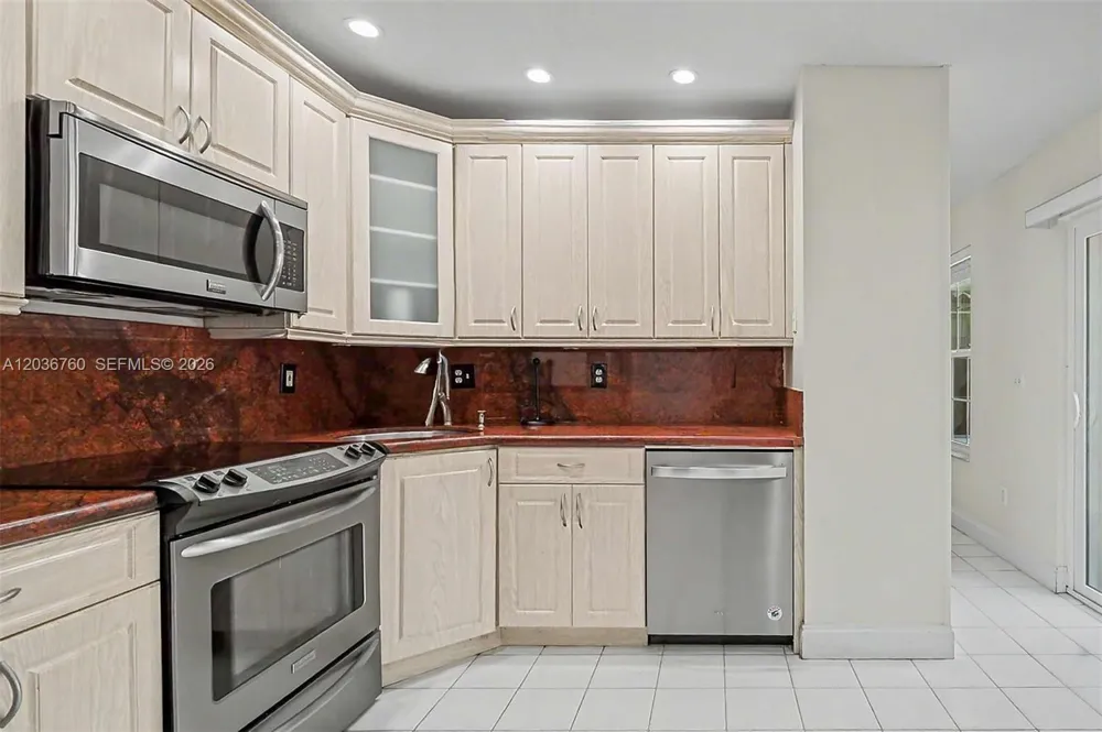10994 Neptune Dr Cooper City, FL 33026