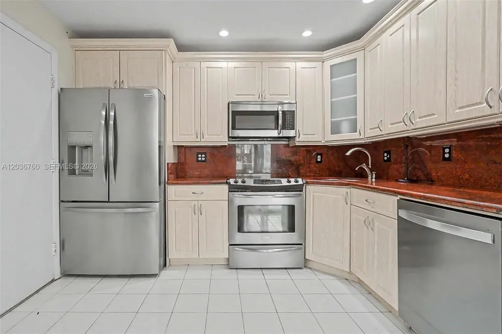 10994 Neptune Dr Cooper City, FL 33026