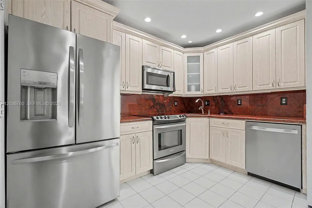 10994 Neptune Dr Cooper City, FL 33026