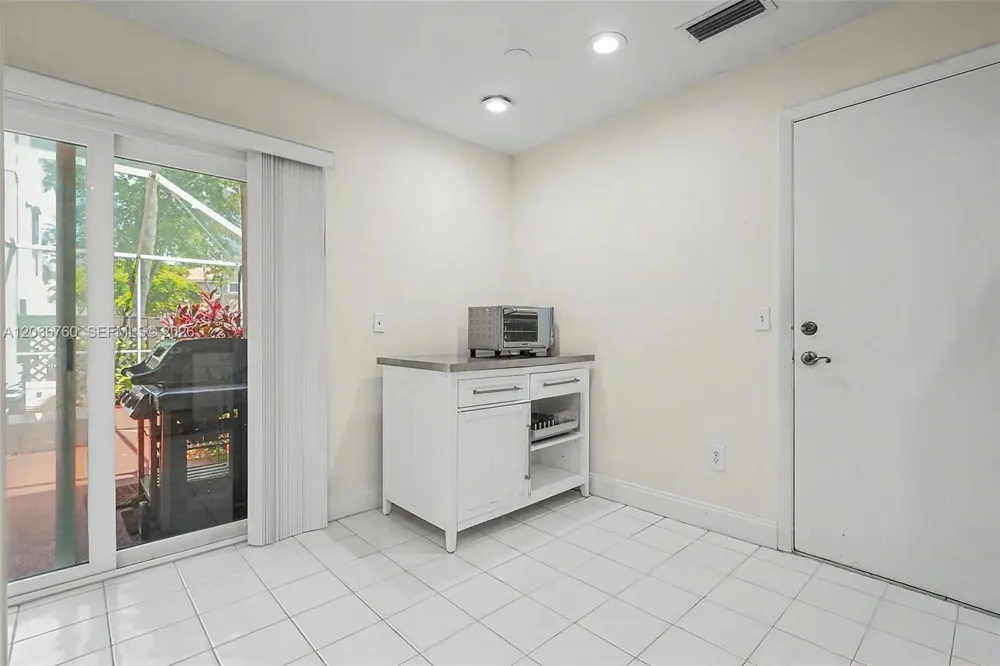 10994 Neptune Dr Cooper City, FL 33026