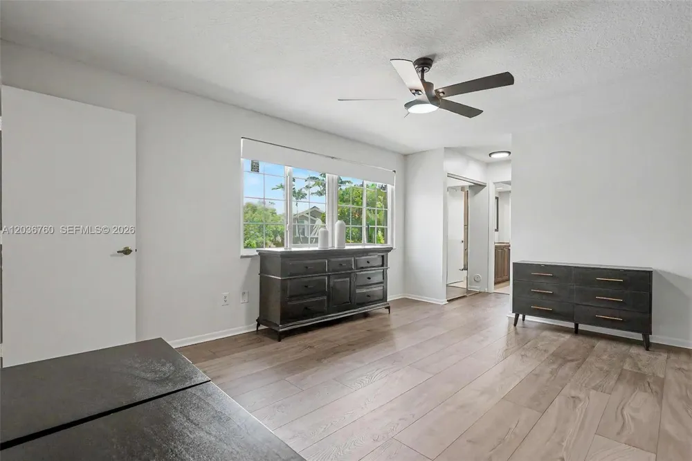 10994 Neptune Dr Cooper City, FL 33026