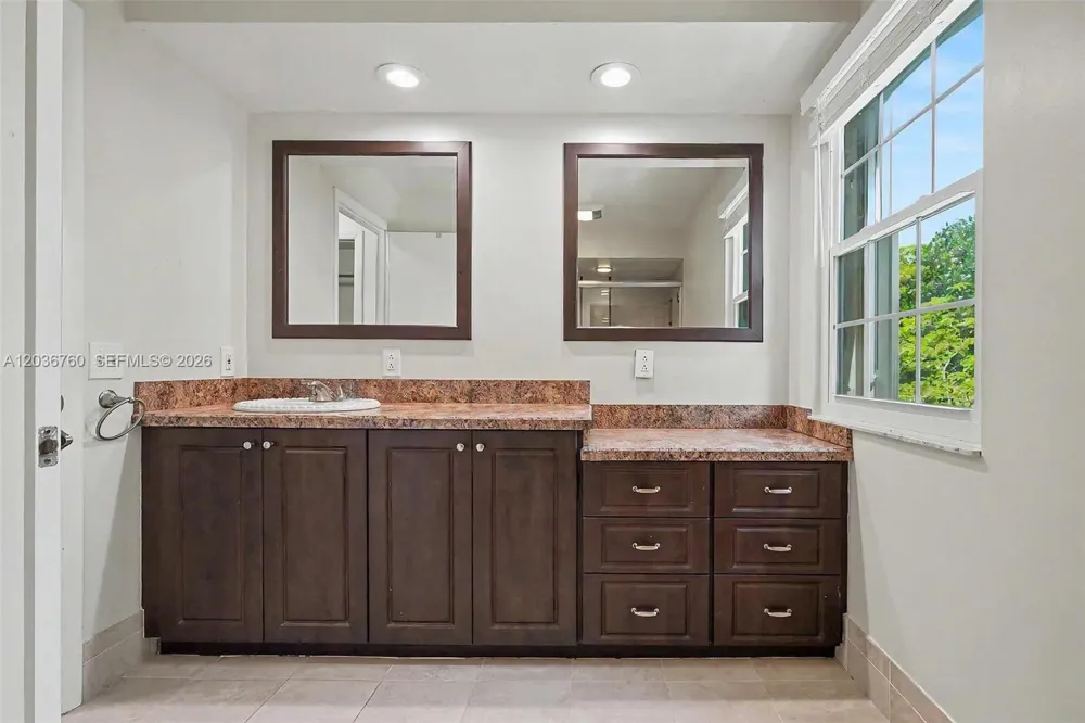 10994 Neptune Dr Cooper City, FL 33026