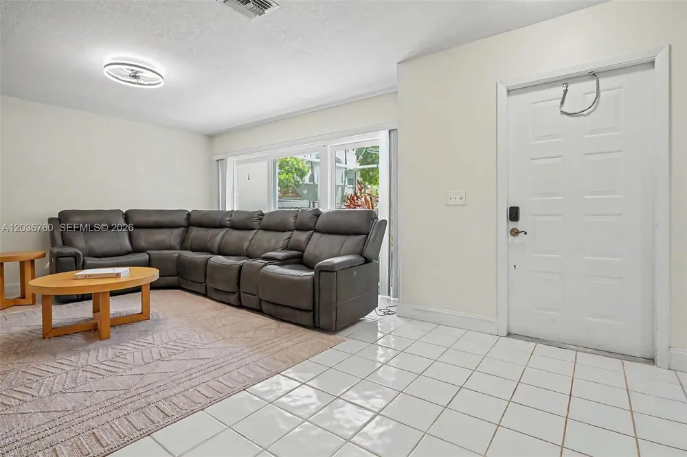 10994 Neptune Dr Cooper City, FL 33026