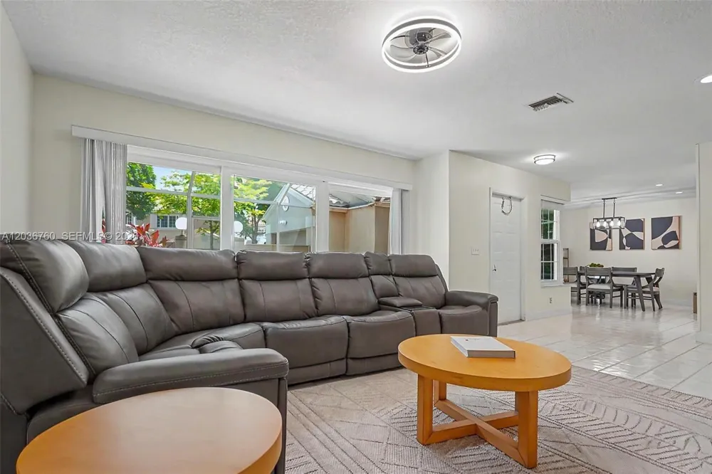 10994 Neptune Dr Cooper City, FL 33026