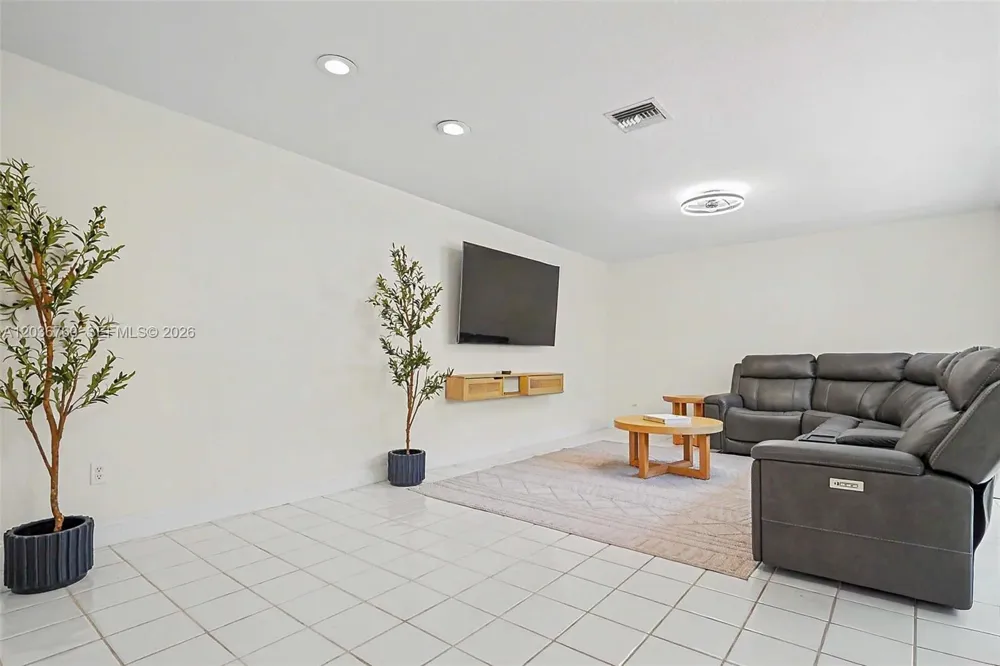 10994 Neptune Dr Cooper City, FL 33026