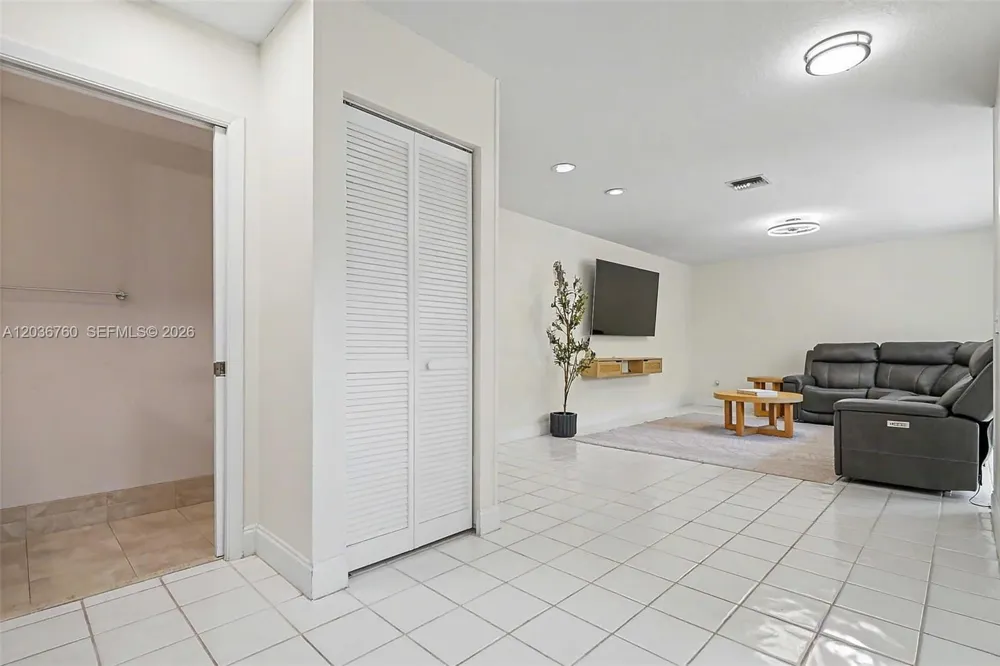 10994 Neptune Dr Cooper City, FL 33026
