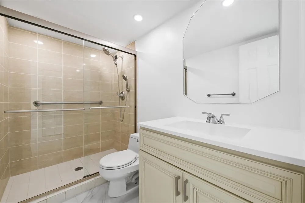 800 Parkview Drive #718 Hallandale Beach, FL 33009
