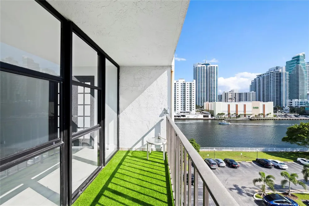 800 Parkview Drive #718 Hallandale Beach, FL 33009