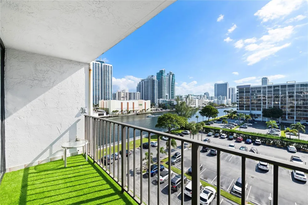 800 Parkview Drive #718 Hallandale Beach, FL 33009