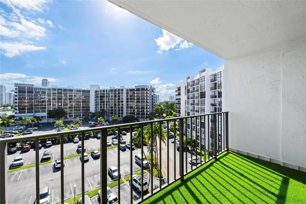 800 Parkview Drive #718 Hallandale Beach, FL 33009