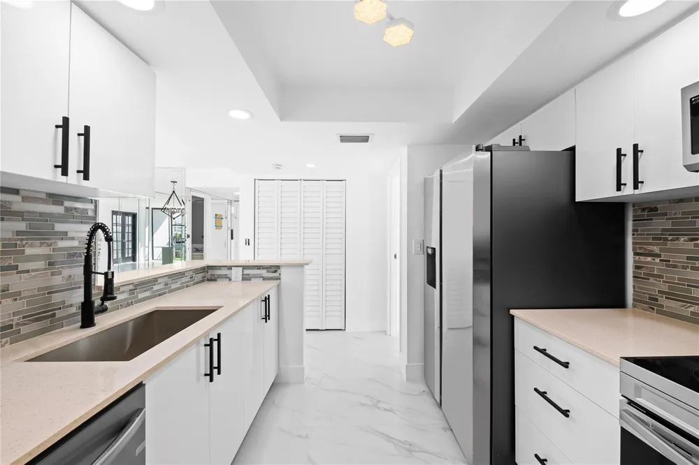 800 Parkview Drive #718 Hallandale Beach, FL 33009