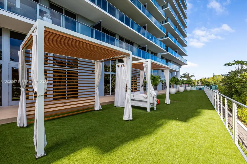 16385 Biscayne Blvd #1805 North Miami Beach, FL 33160