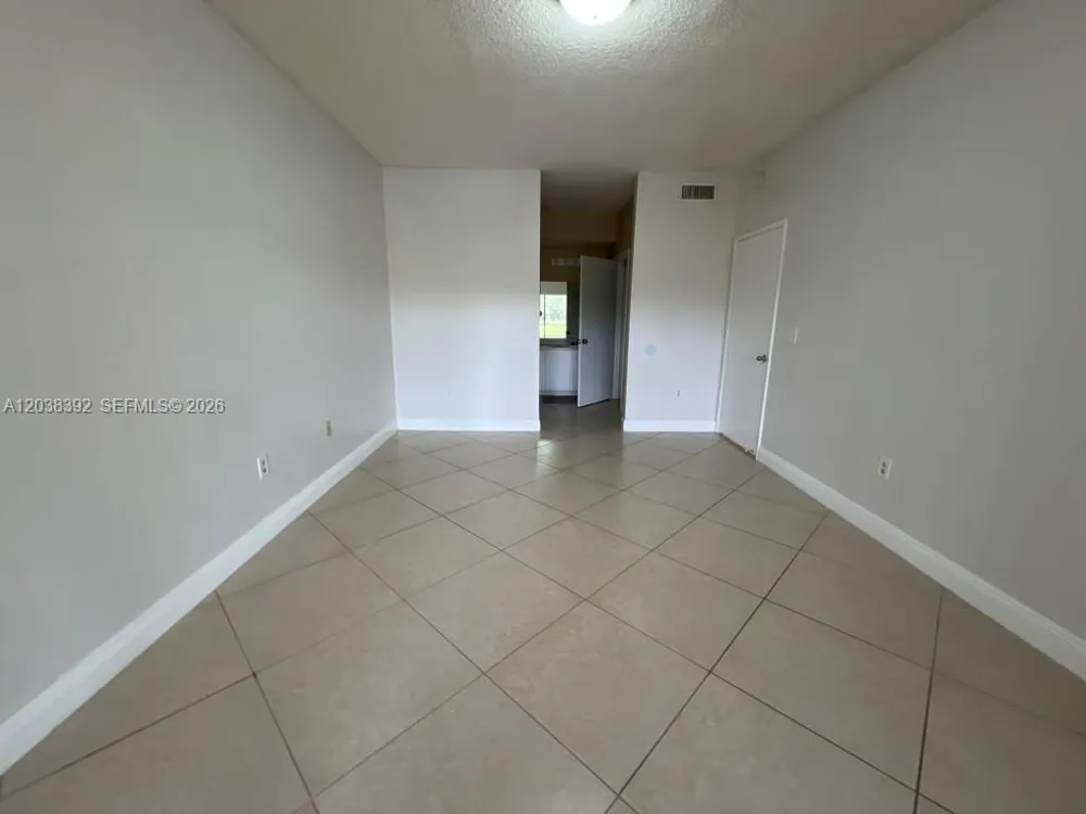 6992 SW 39th St #I101 Davie, FL 33314